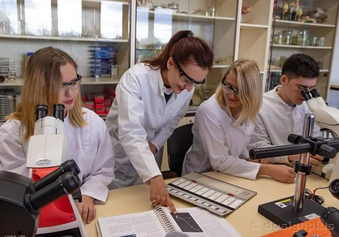 Bild: Abitur und Ausbildung gleichzeitig machen: Biologisch-technisches Gymnasium – neu in Köln und neu an der RAK