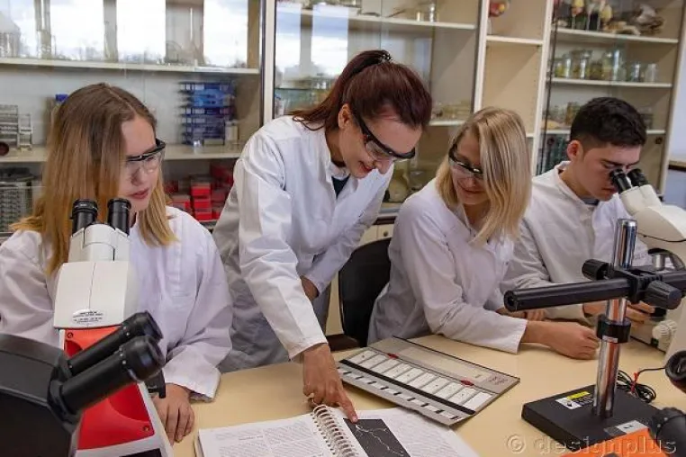 Bild: Abitur und Ausbildung gleichzeitig machen: Biologisch-technisches Gymnasium – neu in Köln und neu an der RAK