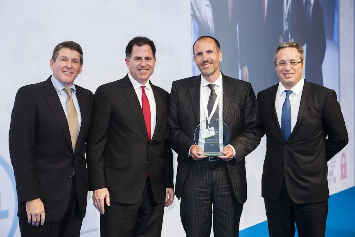 Michael Dell (2.v.l.) zeichnet Networkers als Partner des Jahres aus. (Bild: Dell)