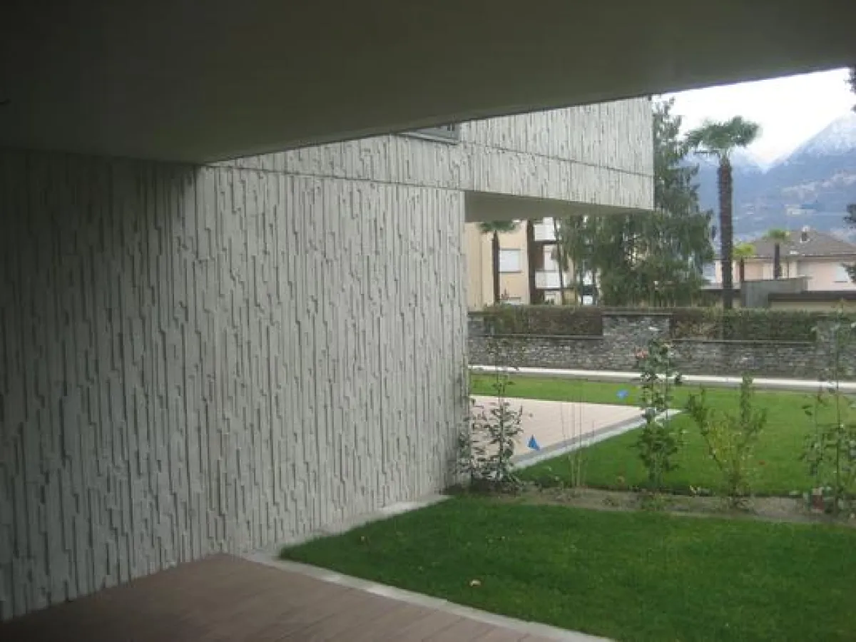 Die Fassade erscheint als eine fugenlose Oberfläche - wie aus Stein gemeiselt