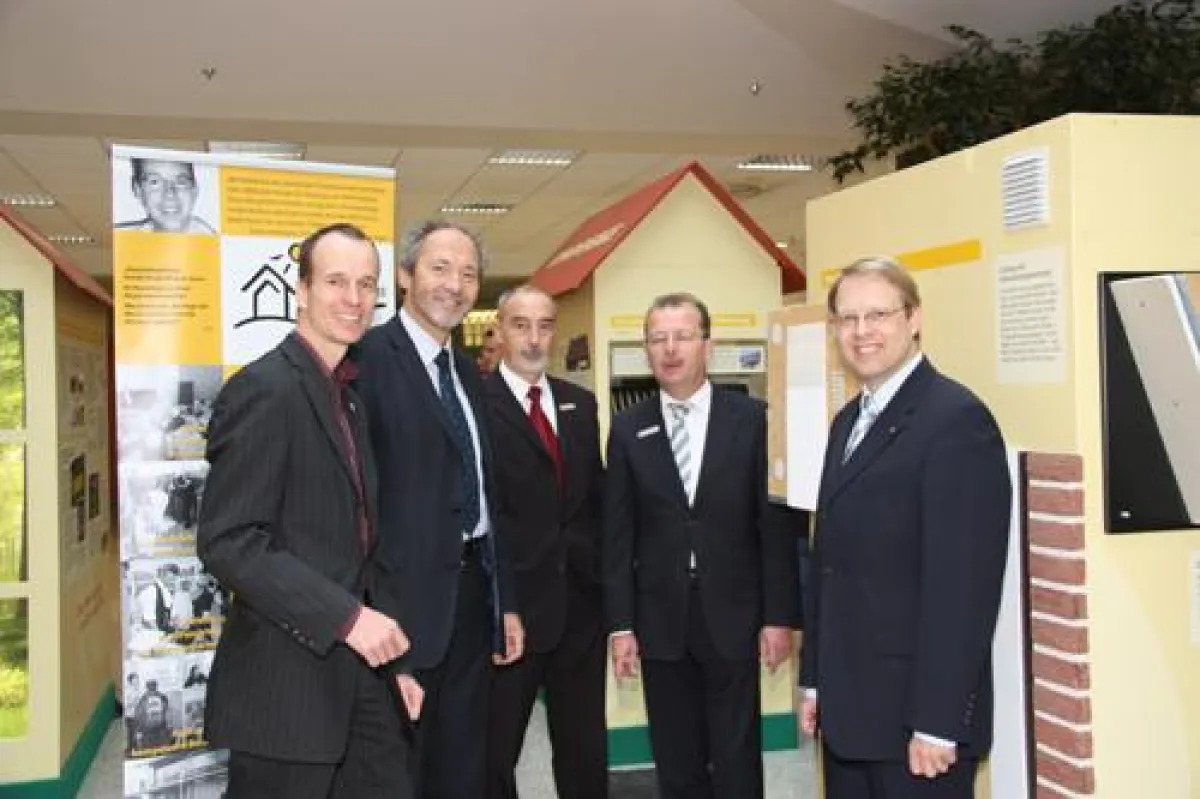 Sahen sich die Ausstellung als erste Besucher in den Räumen der Sparkasse an: (v.l.n.r.) Martin Sambale, eza!-Geschäftsführer, Hans-Joachim Weirather, Landrat Unterallgäu, Edgar Putz, Sparkasse Mindel