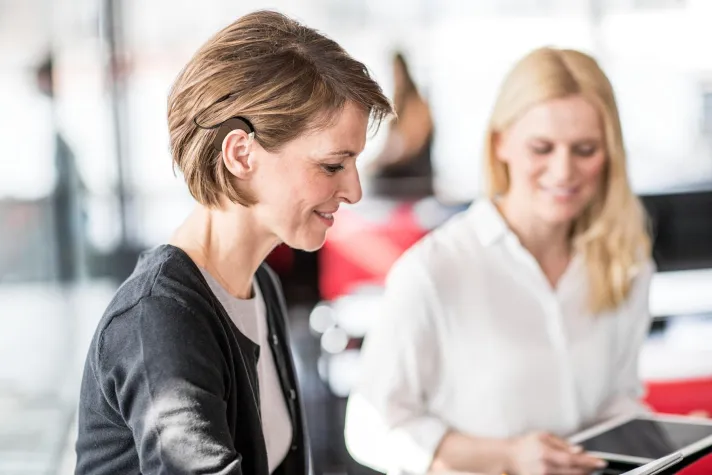 Bild: Das Cochlear Implantat als Schritt (zurück) ins Leben