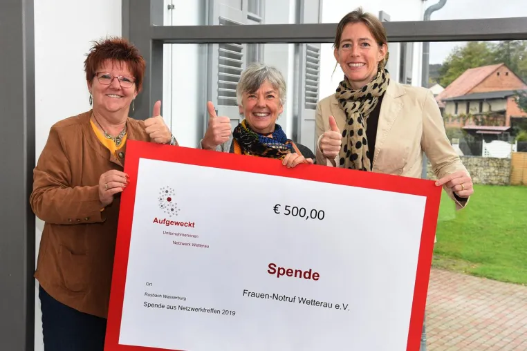 Bild: „Aufgeweckt“ - Unternehmerinnen-Netzwerk Wetterau e. V. spendet 500 Euro an Frauen-Notruf Wetterau e. V.