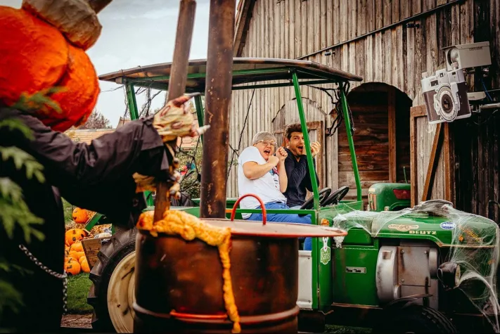 Bild: Gespenstische Scheunen und spukende Traktoren: Grusel-Oktober bei Karls