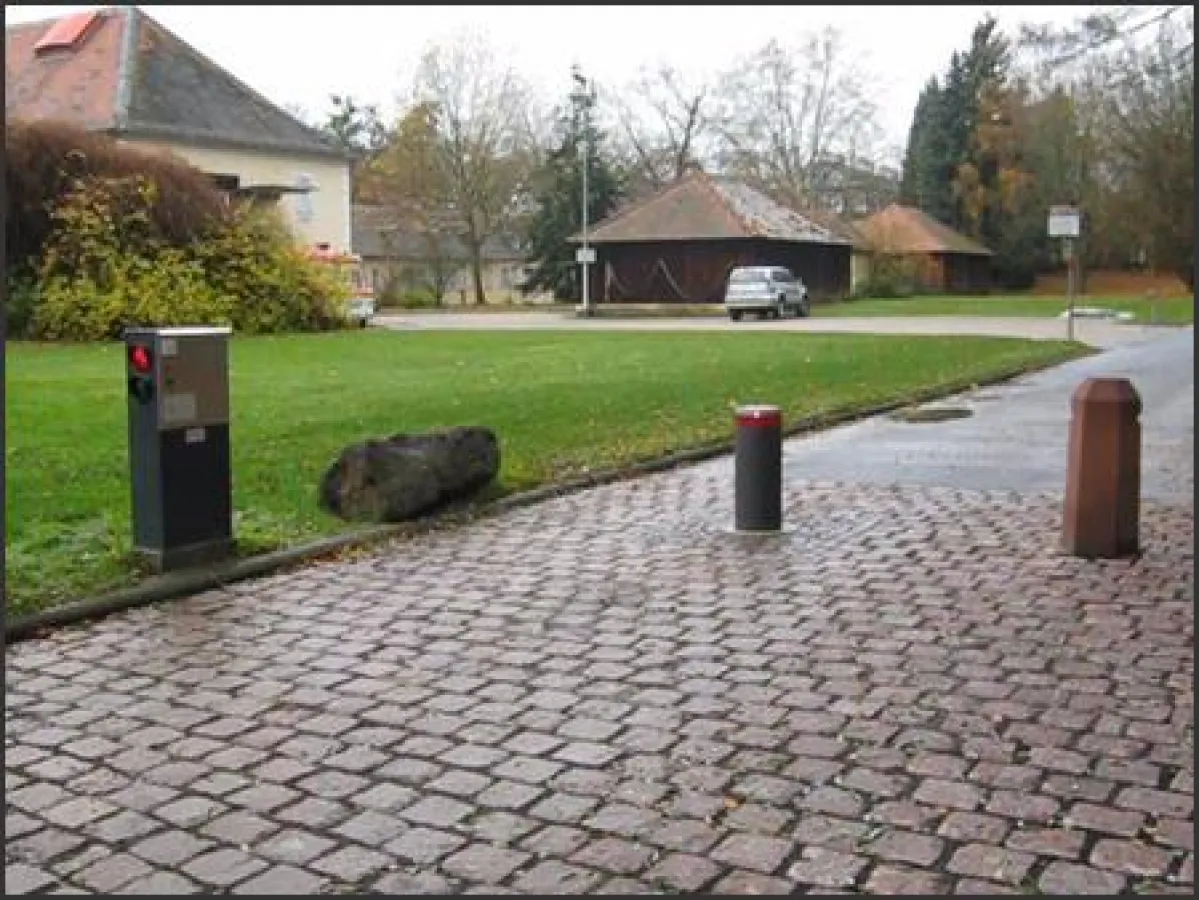 Neue Poller Anlage mit versenkbarem Automatikpoller von Rumatek sichert Lieferantenzufahrt des Staatsbad Wilhelmspark in Hanau.