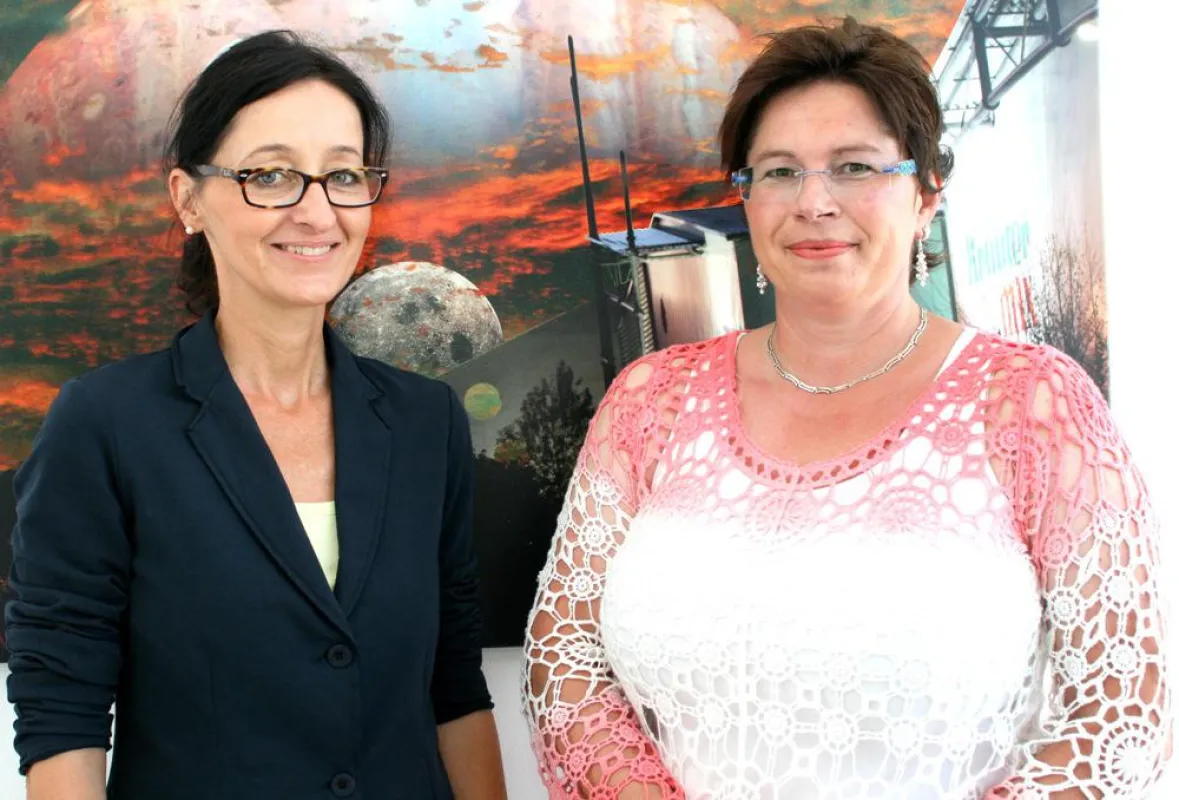 Vertriebsleiterin Dorell Laudenbach (links) beglückwünscht Monika Lechner zum Firmenjubiläum.