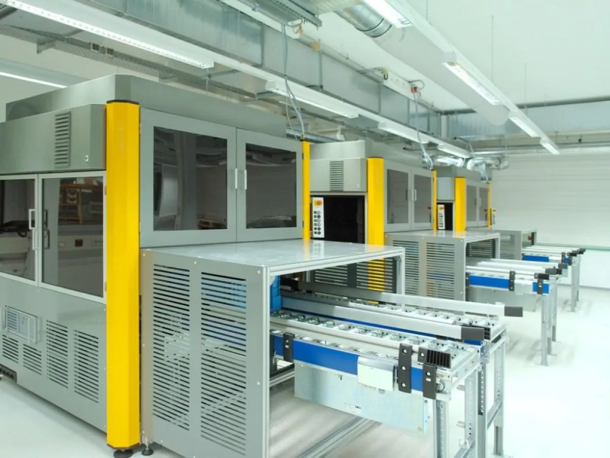 Die drei vollautomatischen Messroboter im Labor der Testo industrial services GmbH