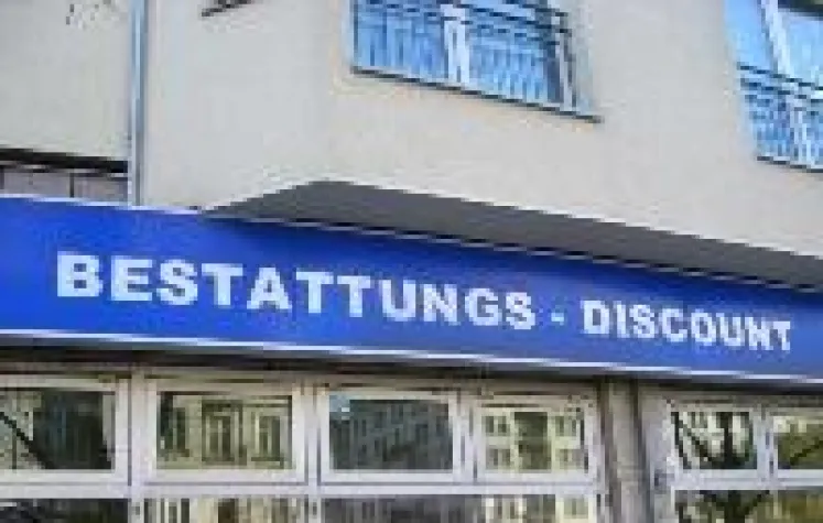 Mit der Sterbegeldversicherung Discountbestattung vermeiden Bild: Mit der Sterbegeldversicherung Discountbestattung vermeiden