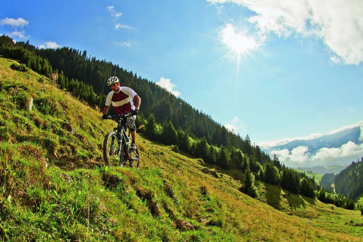Mountainbiker auf der Brigels Bikeline-Strecke