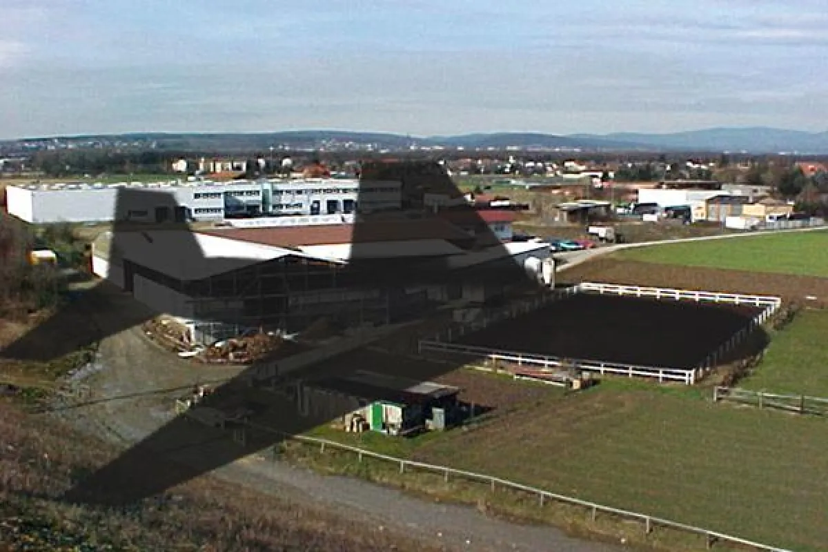 Fotomontage: Der Flughafen wirft seinen Schatten über den Wiesenhof