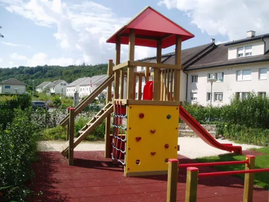 Fallschutz bei Spielturm und anderen Spielplatzgeräten hilft Verletzungen zu minimieren Bild: Fallschutz bei Spielturm und anderen Spielplatzgeräten hilft Verletzungen zu minimieren
