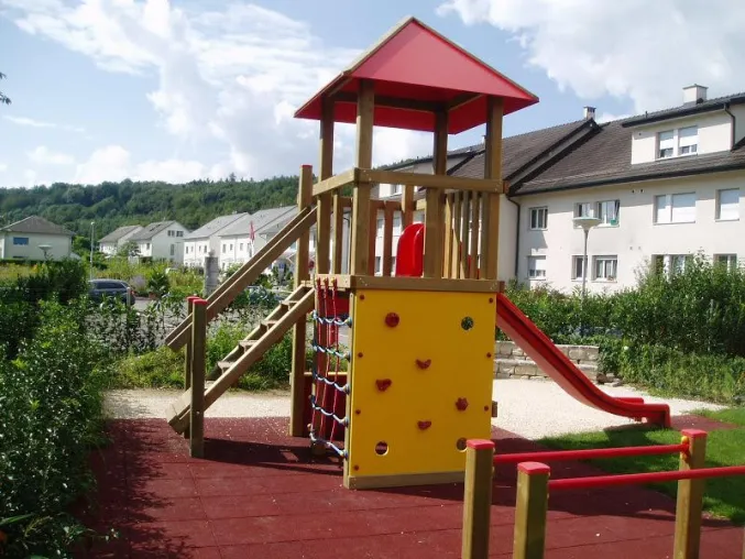 Bild: Fallschutz bei Spielturm und anderen Spielplatzgeräten hilft Verletzungen zu minimieren