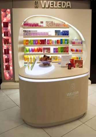 Bild: Metzler : Vater Expo Design : Services baut innovatives Weleda Shop-in-Shop System