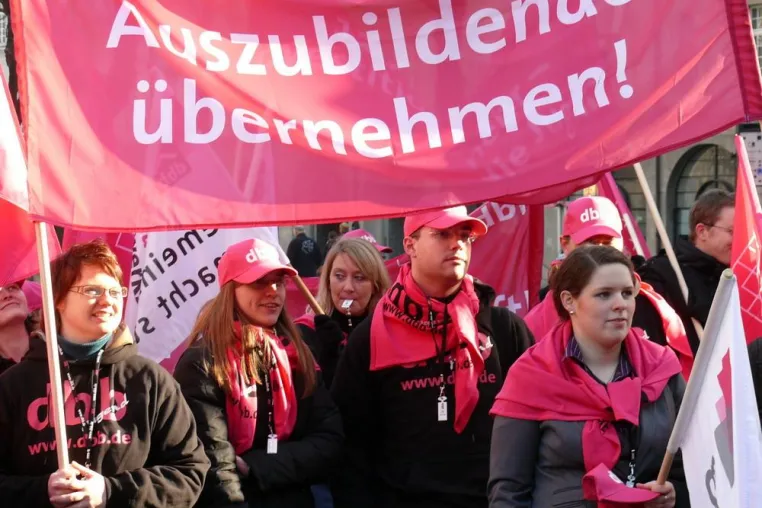 Bild: Dürfen Beamte streiken oder demonstrieren?