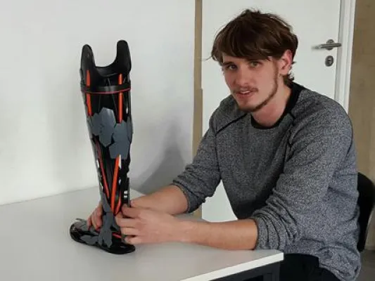 Bild: Dynamisches Gehen mit veränderbarem Outfit – eine Beinprothese neu gedacht