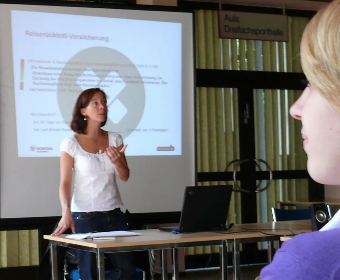 Frau Eva Bruchhaus von Mondial informiert die Schüler der Berufsfachschule für Hotel- und Tourismusmanagement Wiesau