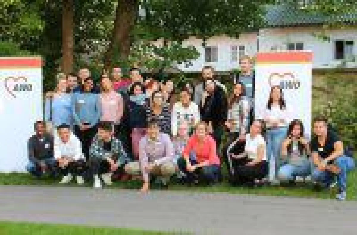 Ausgelassene Stimmung bei den Pflege-Azubis. Mit AWO-Bürgerstift-Leiter Tobias Gruber (vorne 4.v.li.)