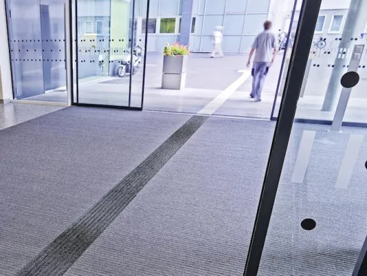 Bild: Wegweisende Innovation von FUMA: Barrierefreie Eingangsmatten mit visuellen und taktilen Leitsystemen