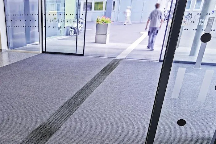 Bild: Wegweisende Innovation von FUMA: Barrierefreie Eingangsmatten mit visuellen und taktilen Leitsystemen