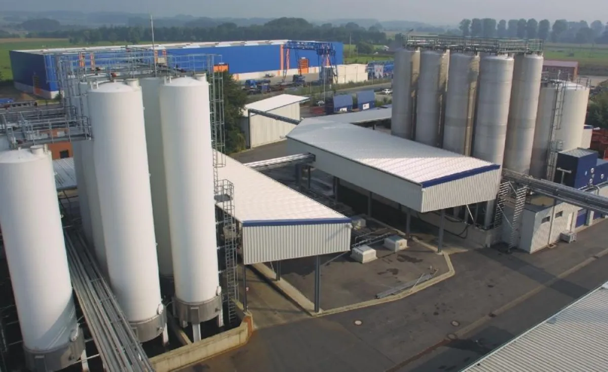 Blick auf Betriebshof mit Tanklager