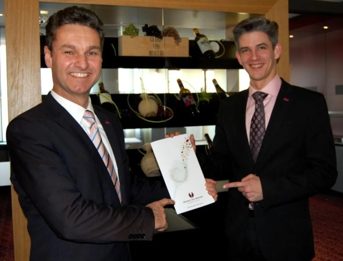 Axel Schmiedeke (re.) und Michael Klinger präsentieren die aktuelle Karte mit den Grands Vins Mercure.