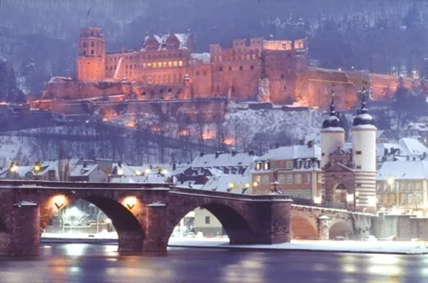 Bild: Mit dem Schiff zum Heidelberger Weihnachtsmarkt – Romantische Adventsfahrten durch das winterliche Neckartal