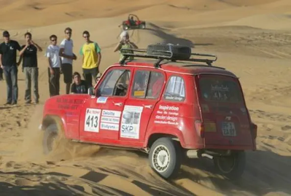 Bild: Bildungstrip für einen guten Zweck - Steuler unterstützt Renault R4 Trophy als Rallye-Sponsor