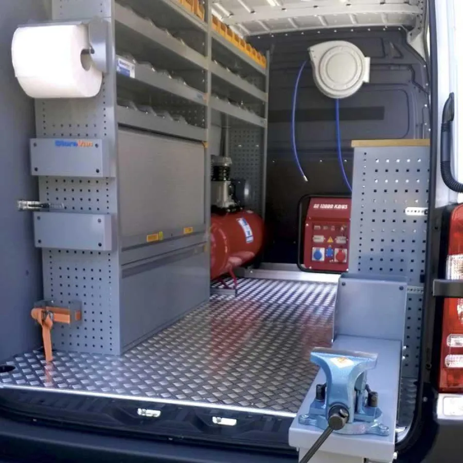 Individualausstattung mit Regalen und schwenkbarer Schraubstockwerkbank