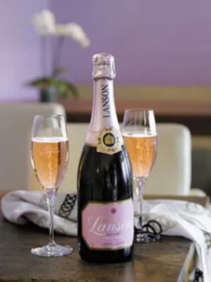 Bild: Ein Glas Lanson Rosé zum Valentinstag