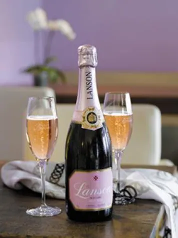 Bild: Ein Glas Lanson Rosé zum Valentinstag