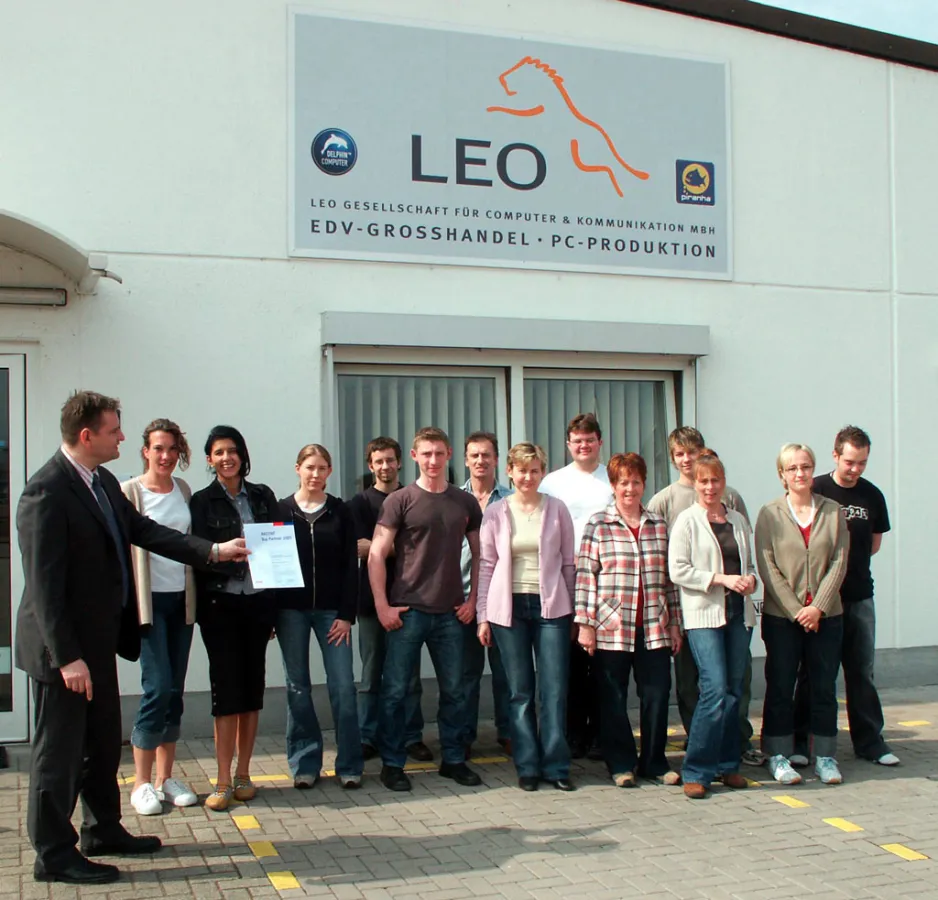 Leo-Vertriebsleiter Uwe Schmitz präsentiert gemeinsam mit dem Leo-Produktionsteam die Urkunde