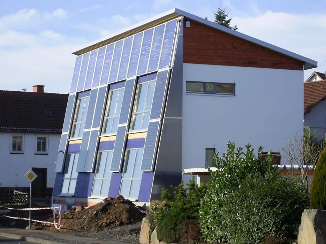 Ostfassade des SolarPlusHauses