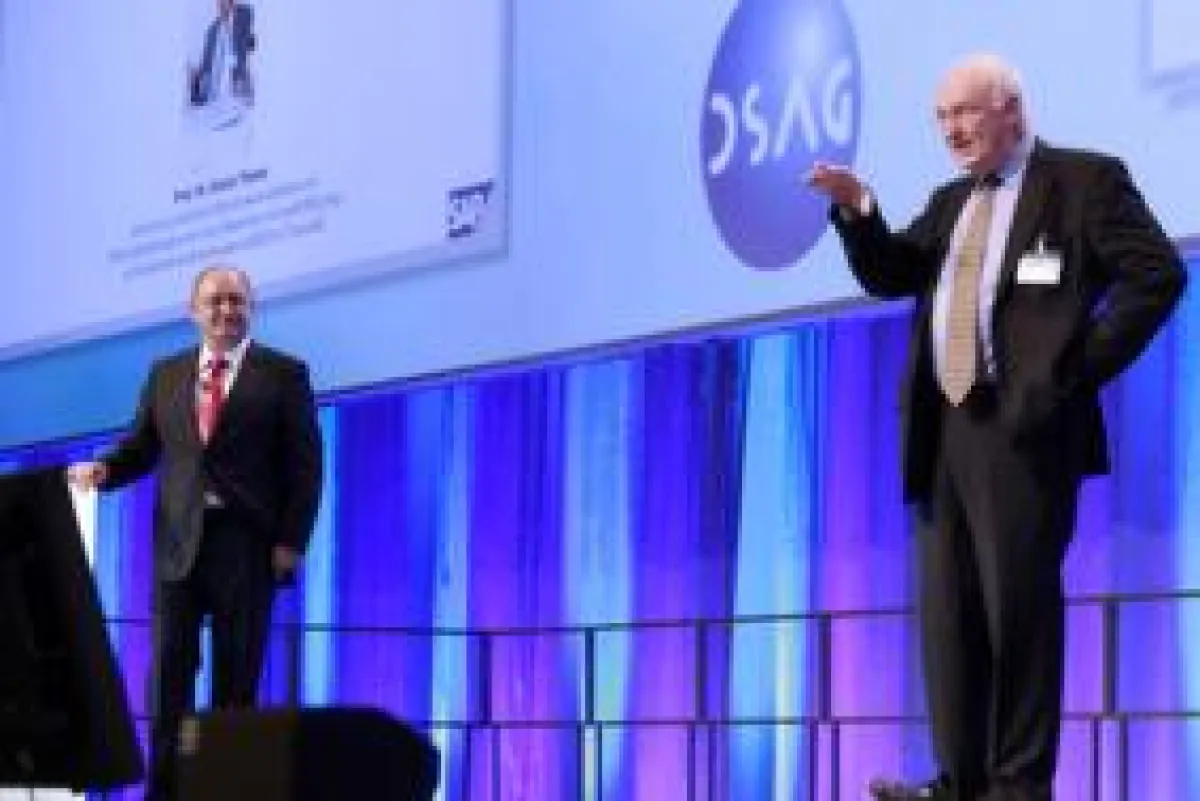 (v.l.n.r.): Gerhard Oswald von der SAP AG und Prof. Dr. Rainer Thome, IBIS Prof. Thome AG, kündigen die Kooperation an.