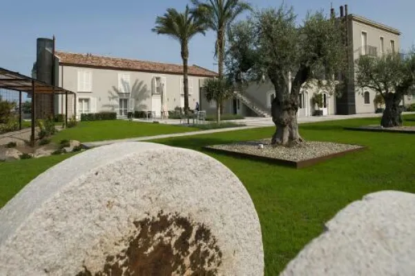 Bild: Frühlingsziel für Weinkenner und Genießer: Weingut und Boutique-Hotel Donna Carmela auf Sizilien