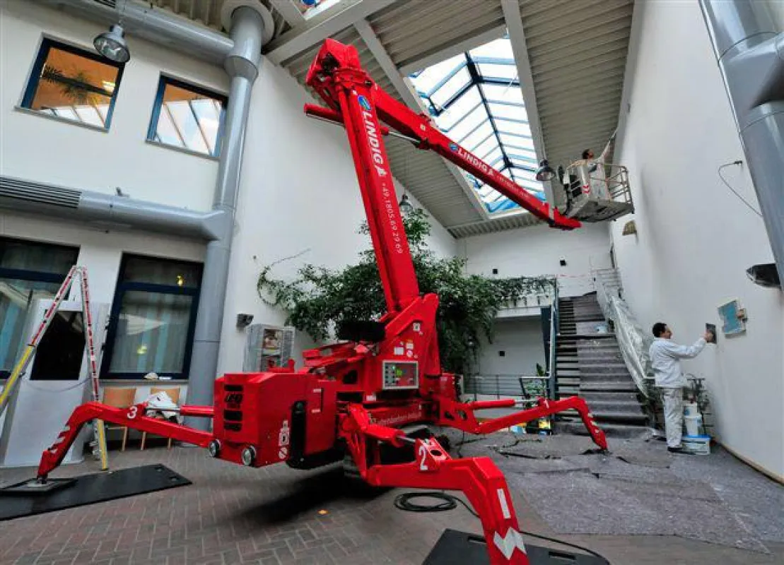 Eine Raupenbühne von System Lift als Höhenzugangstechnik im Inneren eines Gebäudes