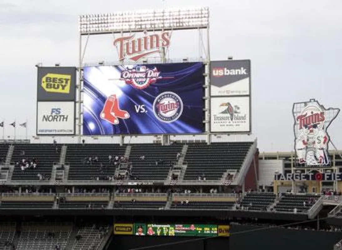 Das System besteht aus 11 großen integrierten LED ? Displays mit einer der im Major League Baseball höchsten Bildauflösungen ? ein HD 1080i Display von ca. 17.3m x 30.7m