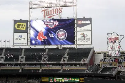 Bild: Die Minnesota Twins weihen Ihr Target Field mit einem Integriertem Daktronics Super System ein