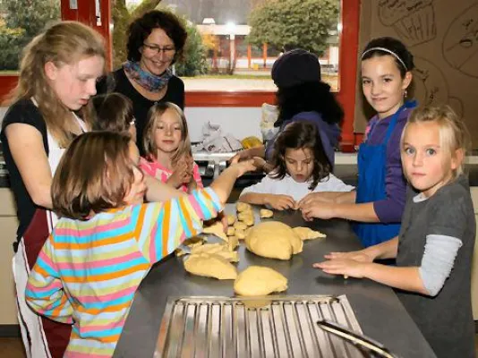 Bild: In der "Geschwisterzeit" backen Kinder für Eltern und Geschwister