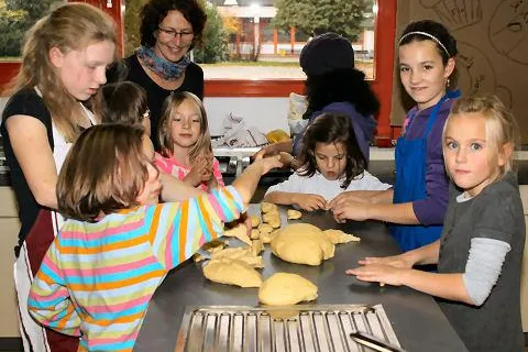 Bild: In der "Geschwisterzeit" backen Kinder für Eltern und Geschwister