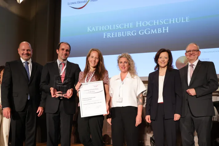 Bild: KH Freiburg erneut mit dem Ludwig-Erhard-Preis in Bronze ausgezeichnet 