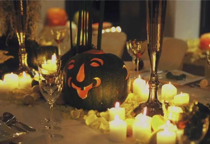 Bild: Schaurig-schöne Kerzendekoration zu Halloween