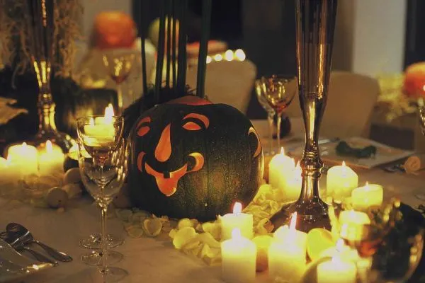 Bild: Schaurig-schöne Kerzendekoration zu Halloween