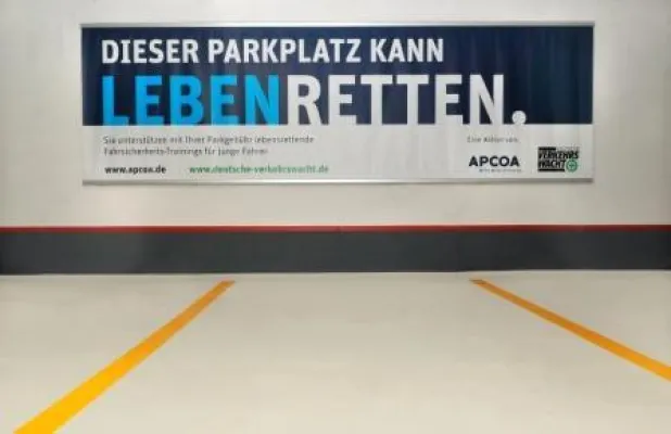 150 junge Feuerwehrmänner und -frauen beim "APCOA Fahrsicherheitstraining" am 6./7. November in Heilbronn Bild: 150 junge Feuerwehrmänner und -frauen beim "APCOA Fahrsicherheitstraining" am 6./7. November in Heilbronn