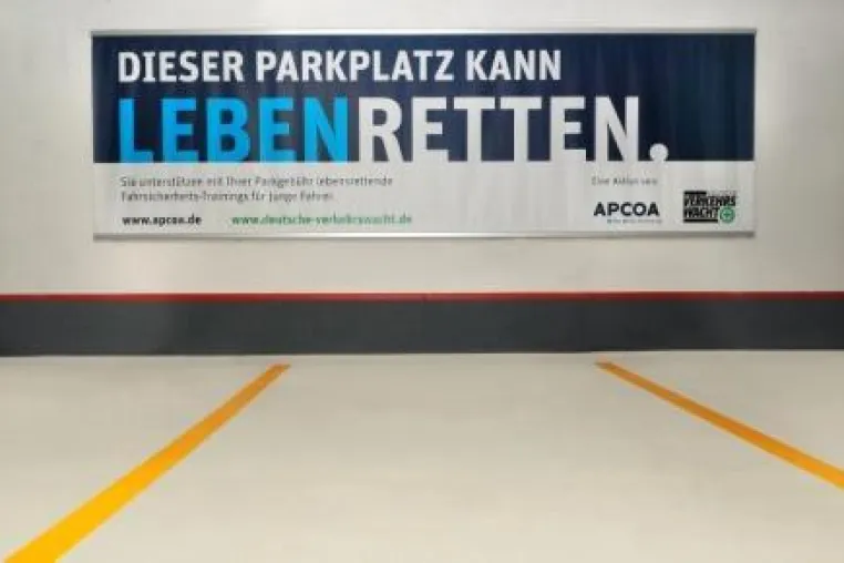 150 junge Feuerwehrmänner und -frauen beim "APCOA Fahrsicherheitstraining" am 6./7. November in Heilbronn Bild: 150 junge Feuerwehrmänner und -frauen beim "APCOA Fahrsicherheitstraining" am 6./7. November in Heilbronn