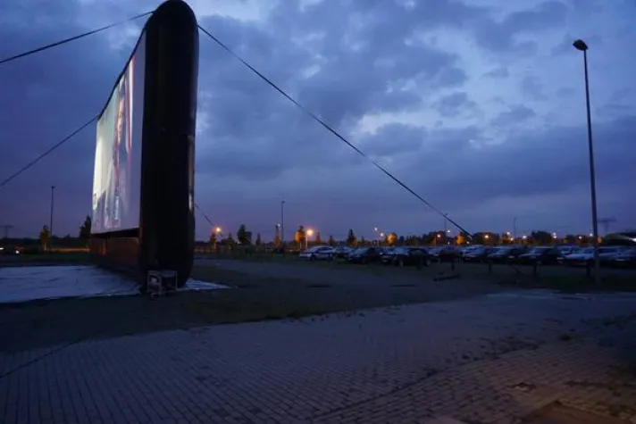 Bild: Erstmals Double Screening im Autokino Berlin Schönefeld