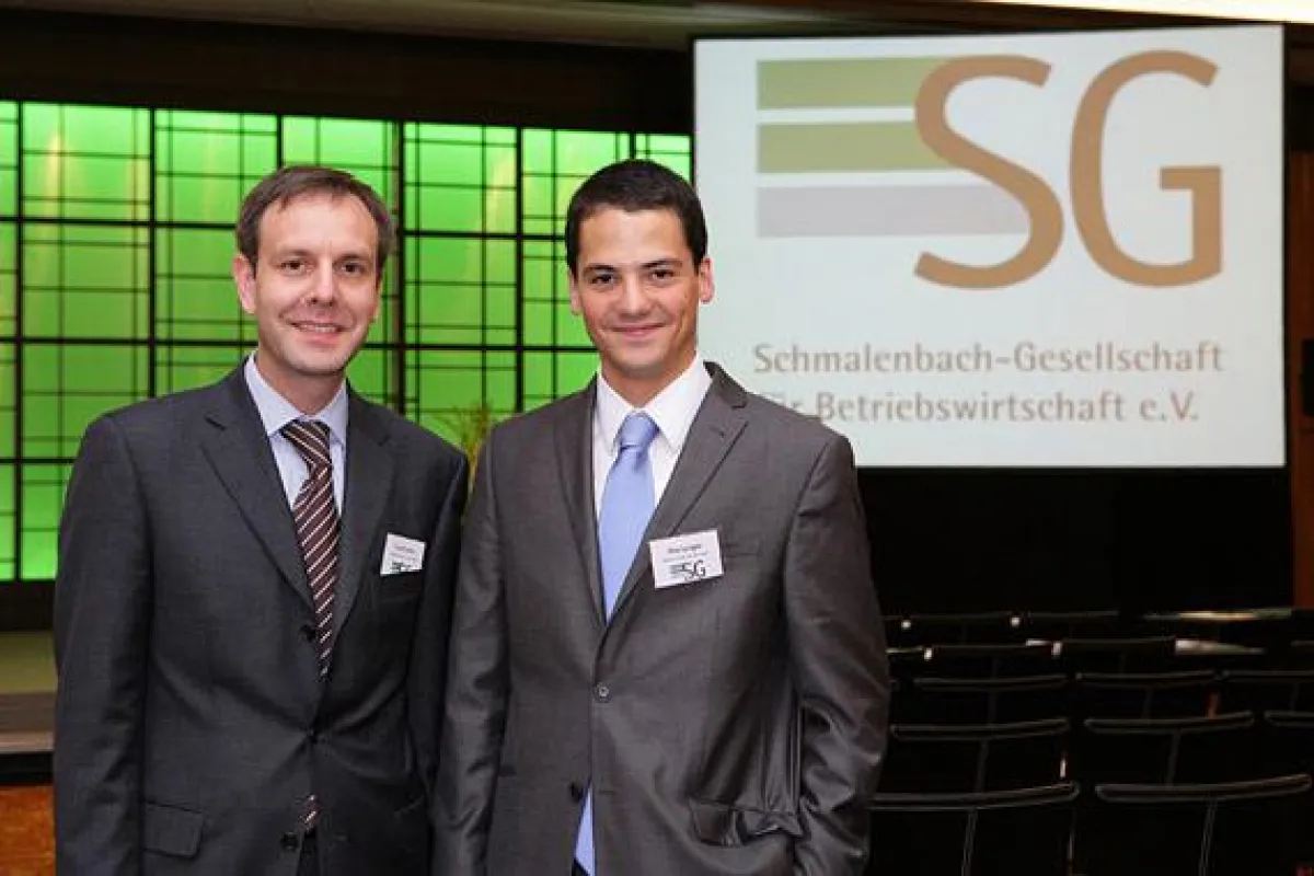 Prof. Dr. Charifzadeh mit IB-Student Patrick Haslanger