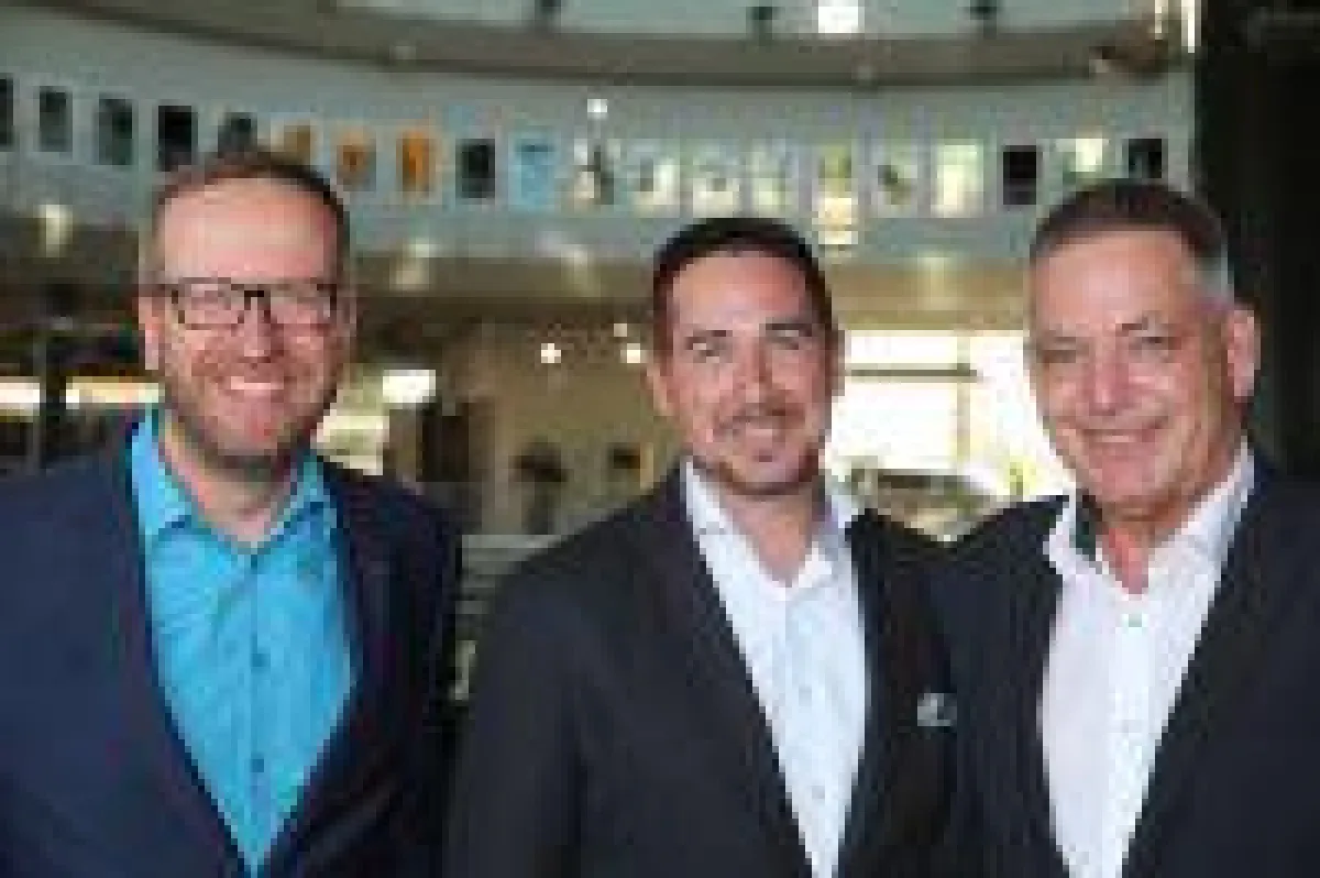 Holger Geißler, Präsident MCKB, Axel Viehöfer, Regional Manager Motel One, Dirk Schäfer, Mercedes Benz Köln (v.l.). Foto: Helmkamp