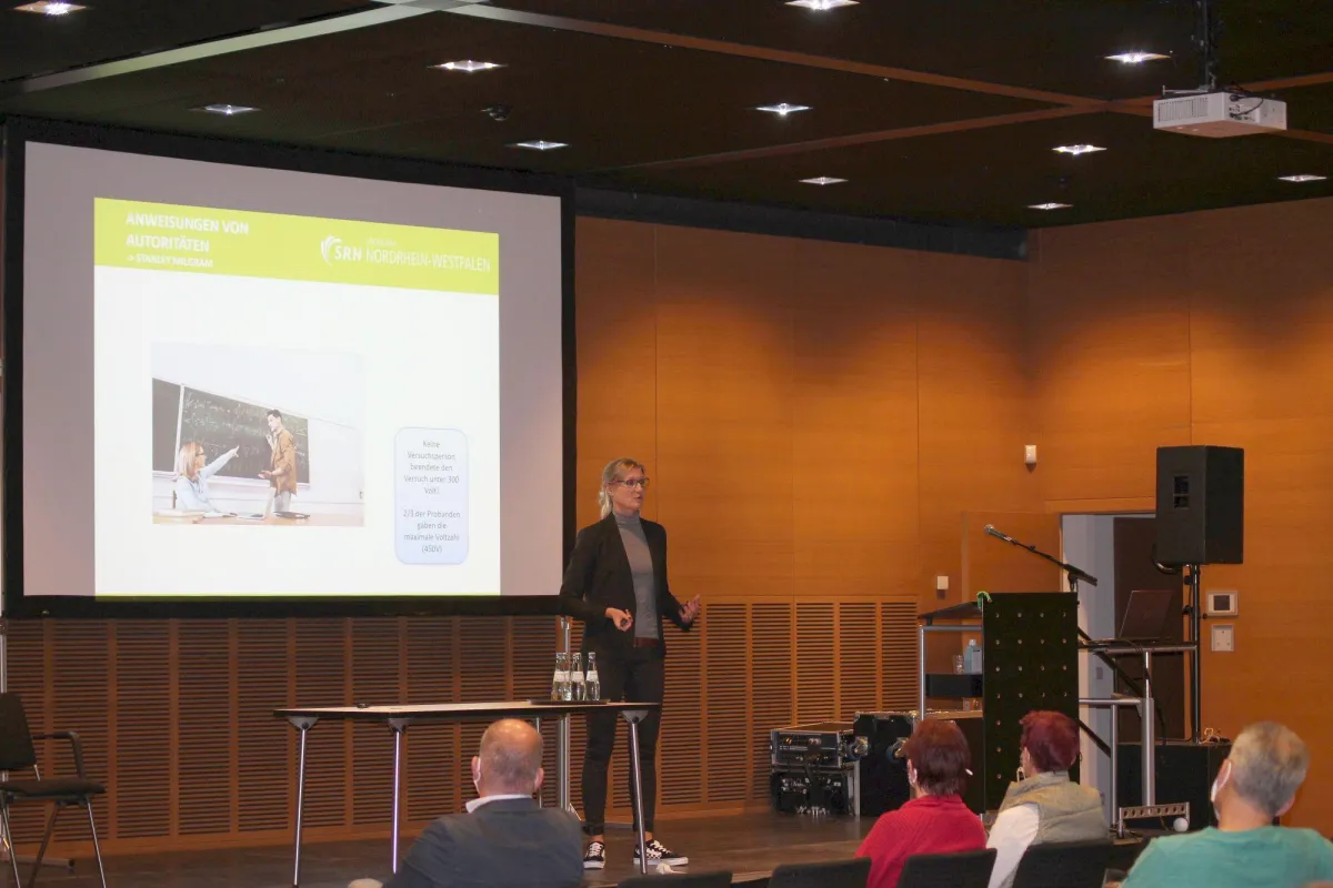 BU: Prof. Dr. Sabrina Krauss erklärt Ansätze der Psychologie. – Foto: SRH