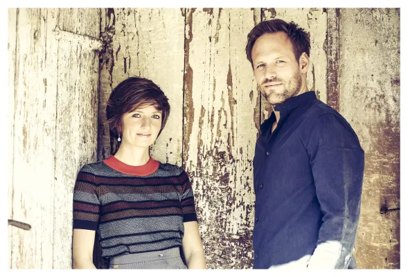 Neues Musikvideo von milou & flint – Poesie-Pop „Vor deiner Tür“ Bild: Neues Musikvideo von milou & flint – Poesie-Pop „Vor deiner Tür“