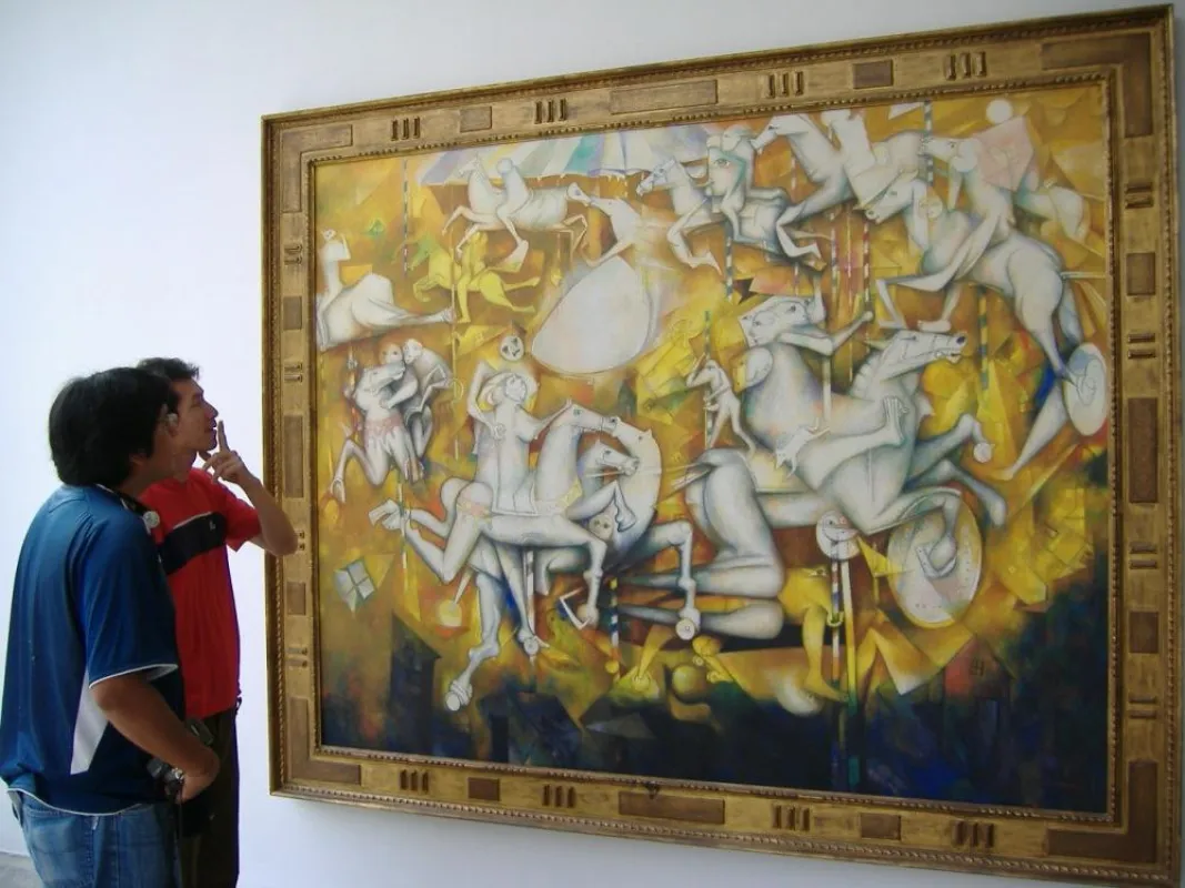 Ausstellungseröffnung: Die moderne Kunst begeistert die Besucher.